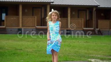 公园里可爱的小女孩的慢动作在跑道上蹦蹦跳跳。